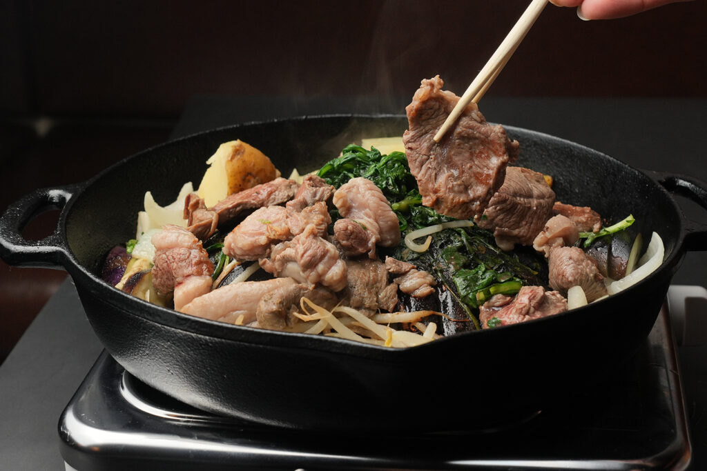 ジンギスカン鍋で焼くラム肉